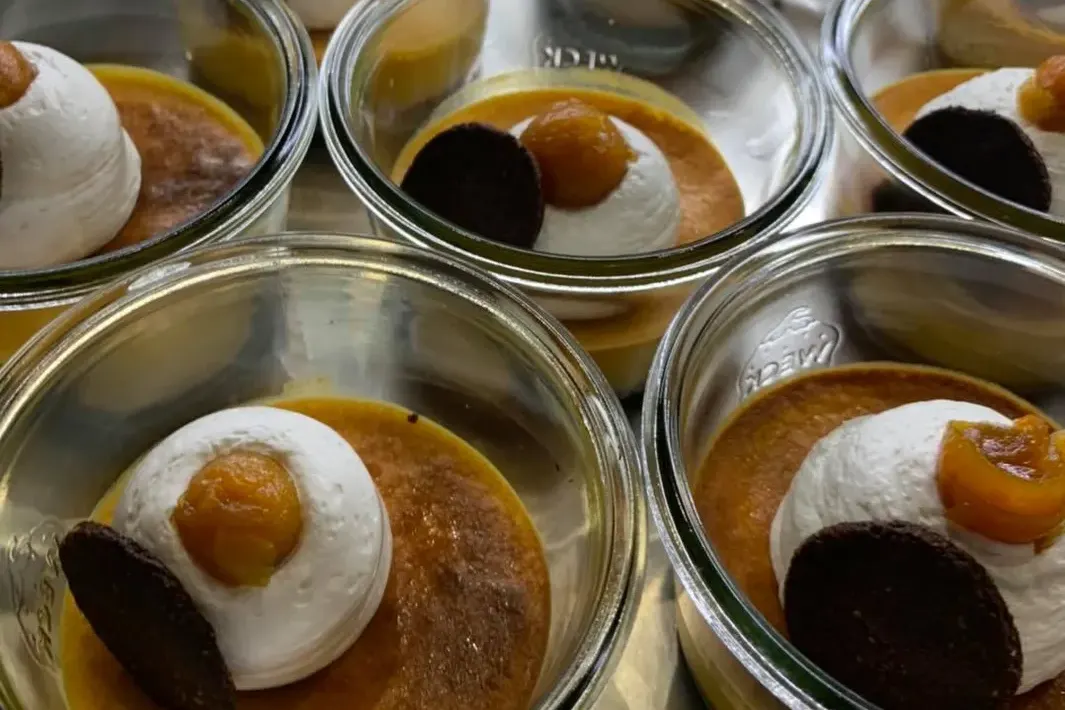 Desserts en verrines dressés en cuisine au restaurant Ô Z'Épices