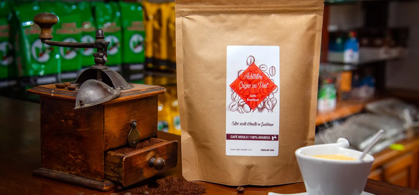 Sachet de café moulu Habitation Grigne au Vent et moulin à café ancien dans la boutique Café Chaulet