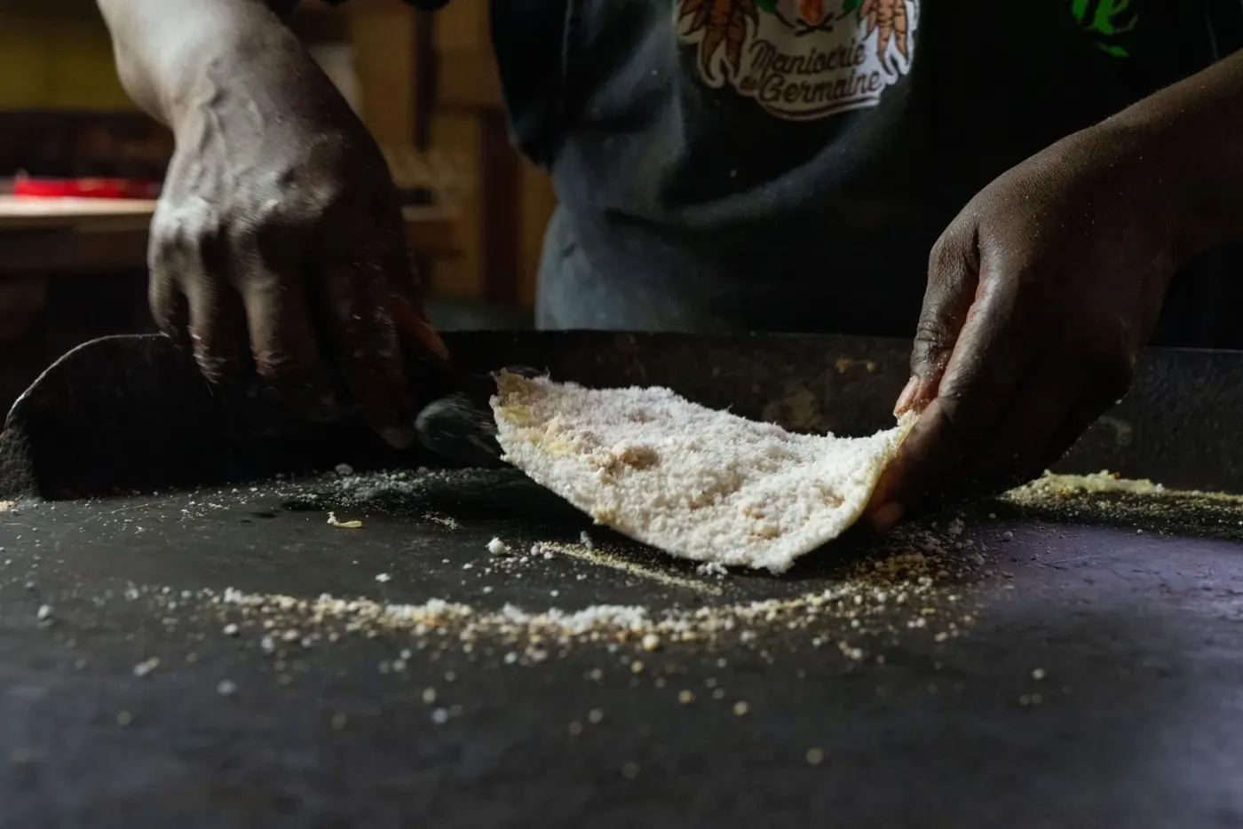 Cassave de manioc retirée de la platine à la Maniocrie de Germaine