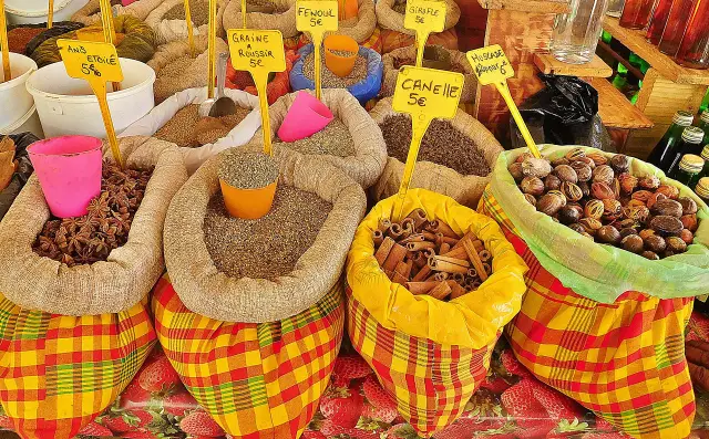 Sacs d'épices en madras au marché de Pointe-à-Pitre : cannelle, badiane, muscade