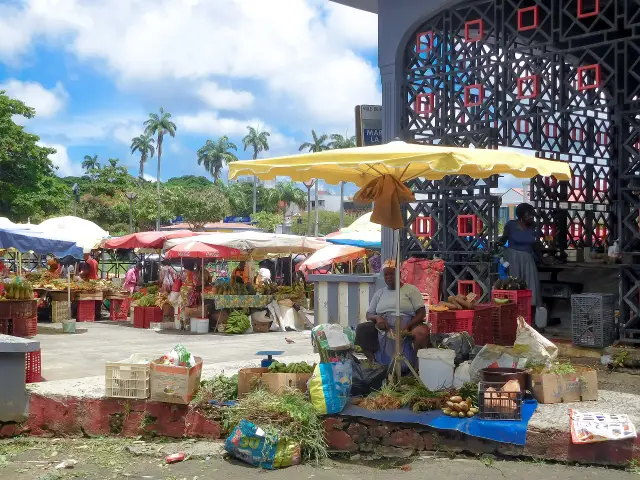Étals et parasols du marché de la Darse à Pointe-à-Pitre sous les palmiers
