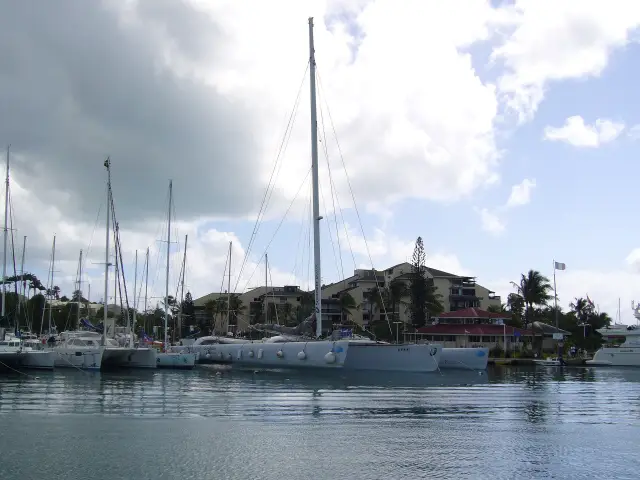 Trimaran de course amarré à la marina de Bas-du-Fort, Pointe-à-Pitre, après la Route du Rhum