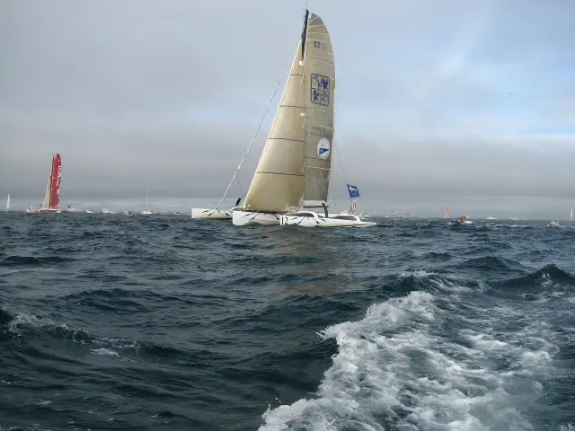 Le trimaran Gitana 12 au départ de la Route du Rhum au large de Saint-Malo