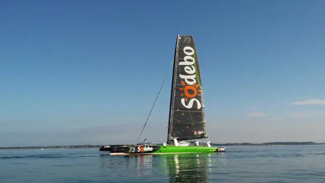 Le trimaran Ultim Sodebo en mer par temps calme