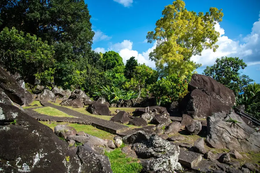 Rochers volcaniques et végétation tropicale du parc archéologique