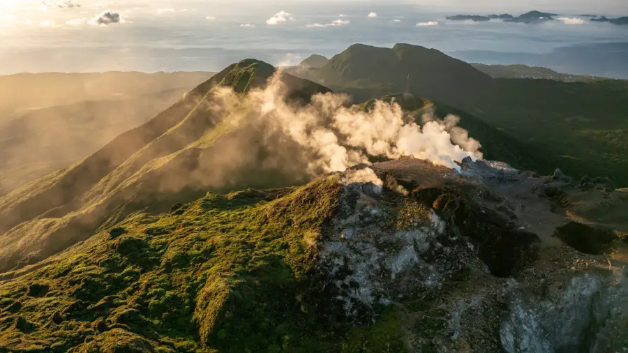 Vue aérienne du dôme de la Soufrière et de ses fumerolles
