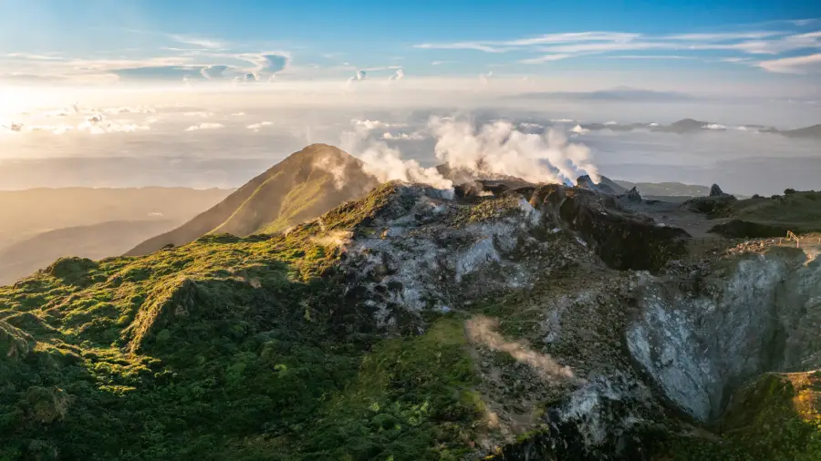 Vue aérienne de la crête de la Soufrière et des fumerolles