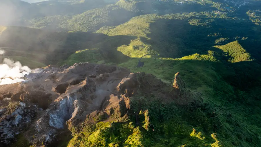 Cratère de la Soufrière sous une lumière rasante