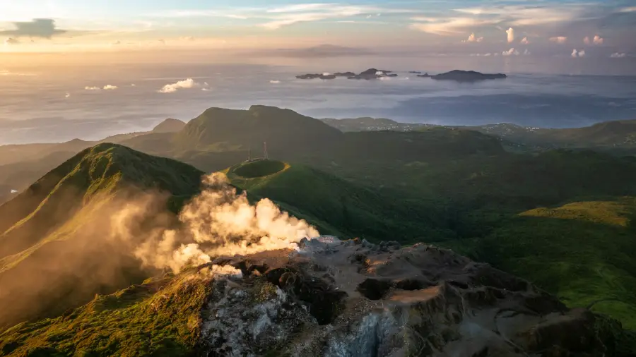La Soufrière et ses fumerolles, l'archipel des Saintes à l'horizon