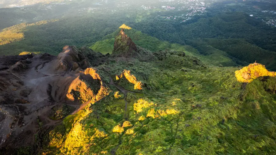 Sommet de la Soufrière sous le soleil, la forêt en contrebas