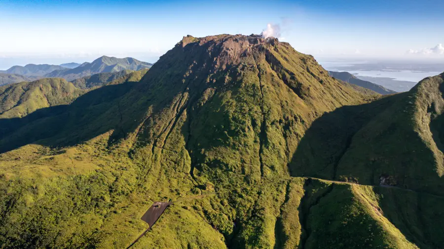 Le volcan de la Soufrière couvert de végétation, vu du ciel